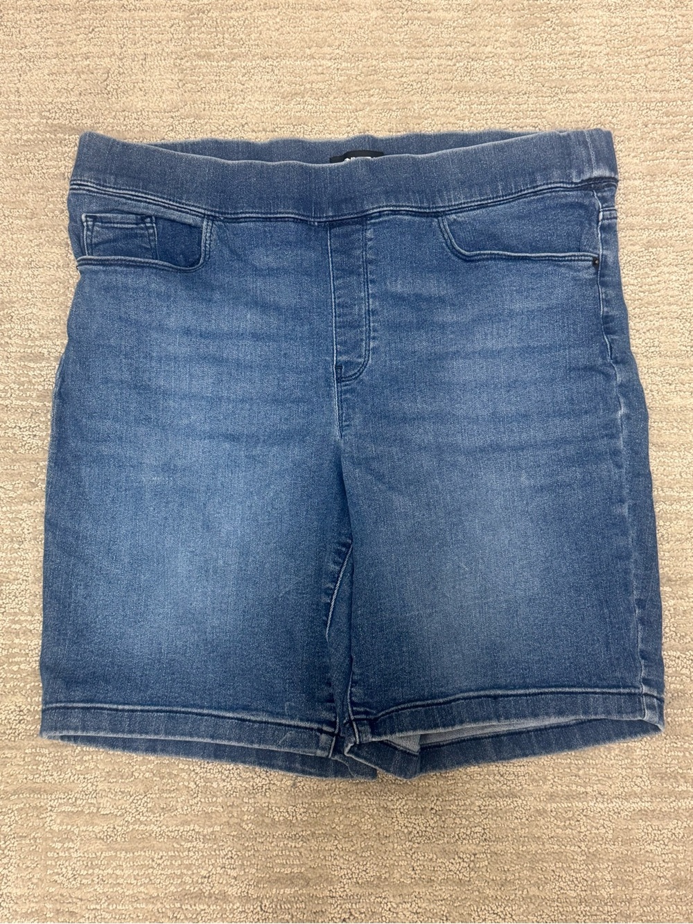 DKNY Classic Denim Short in Medium Blue Wash
